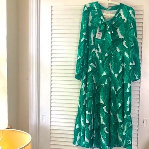 Fall floral print stands out in this chic and easy midi dress silhouette NWT